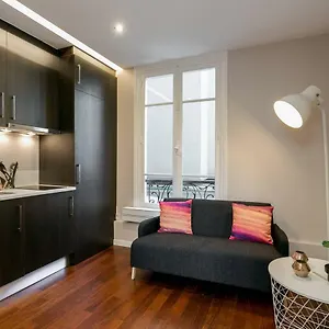 Appartement Charmant Studio Neuf Proche Des Invalides, Parijs